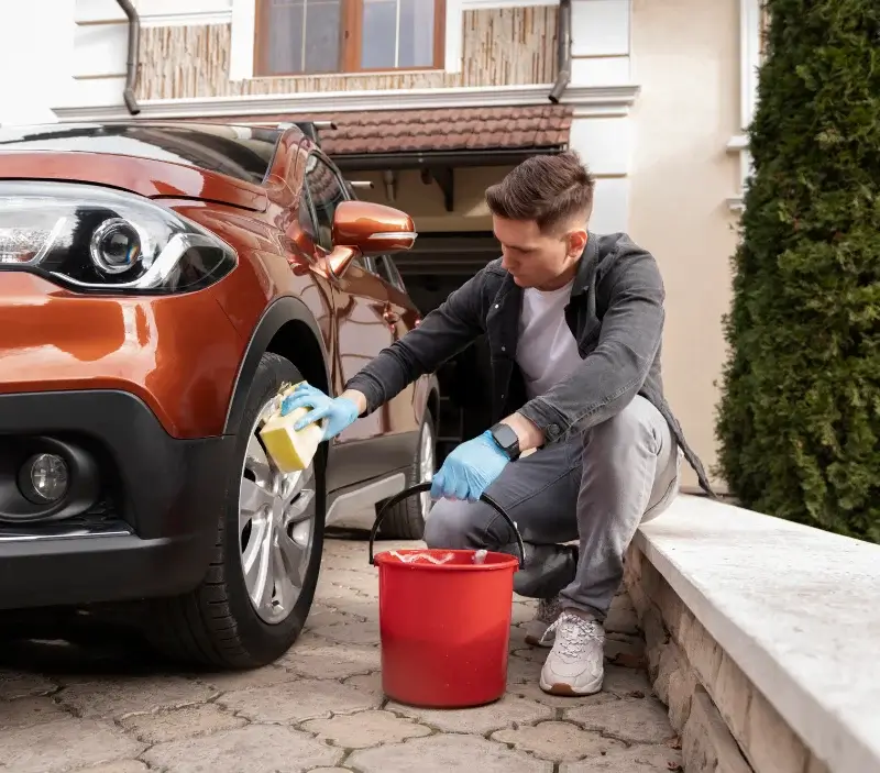 Lavage auto à domicile Saint-Étienne-Vallée-Française : professionnel intervenant sur un véhicule